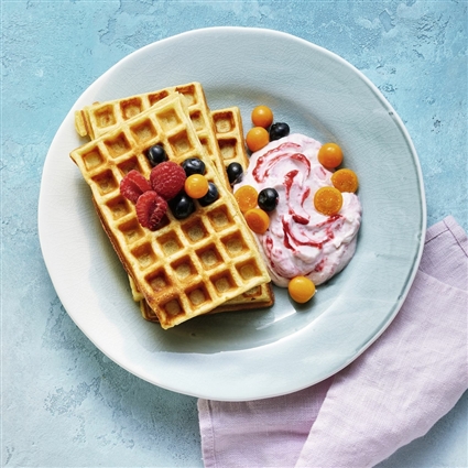 Zuckerfreie Bananen-Mandel-Waffeln mit Himbeerquark