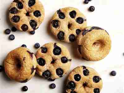 Zuckerfreie Heidelbeer-Bagels