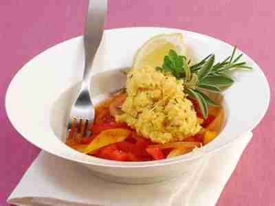 Zitronen-Kräuter-Polenta mit Peperonata