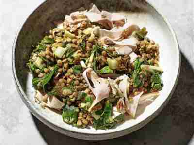 Mangold-Linsen-Salat mit Kürbiskern-Dressing