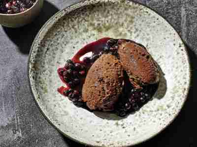 Tonka-Mousse-au-Chocolat mit Heidelbeersauce