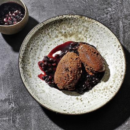 Tonka-Mousse-au-Chocolat mit Heidelbeersauce