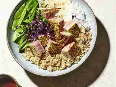 Poke Bowl mit Thunfisch, Quinoa und Zuckerschoten