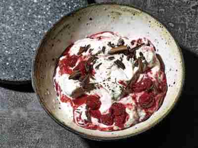 Stracciatella-Creme mit Kirschgrütze