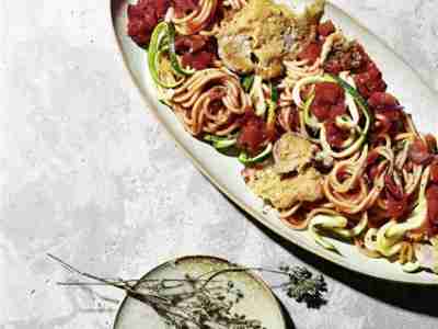 Zucchini-Pasta mit Parmesan-Schnitzelchen