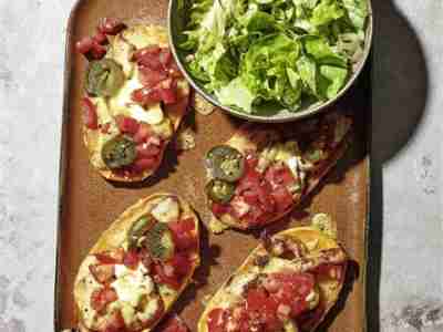 Süßkartoffel-Toasts mit Blattsalat