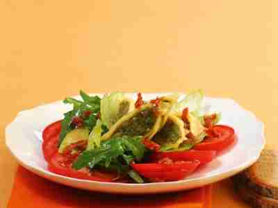 Maultaschen auf Tomaten-Rucola-Salat