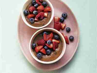 Zuckerfreier Schokopudding mit Beeren
