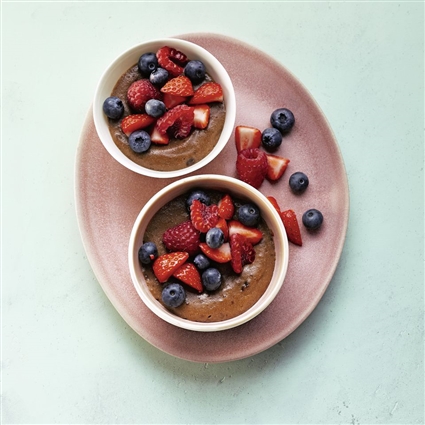 Zuckerfreier Schokopudding mit Beeren