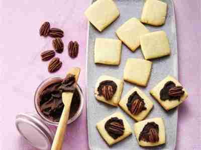Zuckerfreies Shortbread mit Schokocreme und Pekannüssen