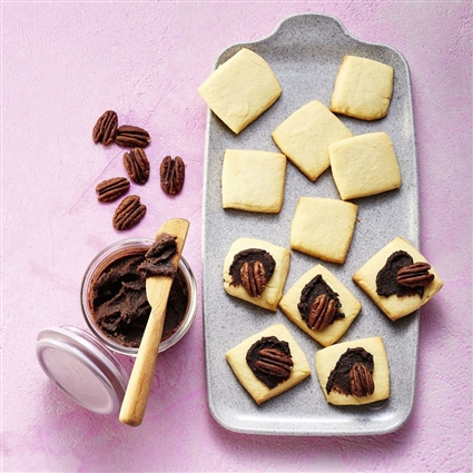 Zuckerfreies Shortbread mit Schokocreme und Pekannüssen