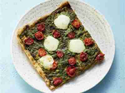 Pizza mit Pesto und Tomaten