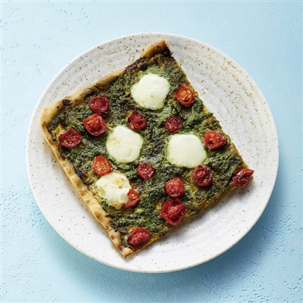 Pizza mit Pesto und Tomaten
