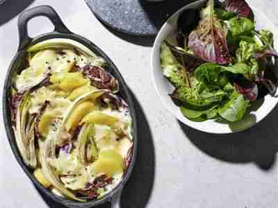 Raclette-Gratin mit Feldsalat