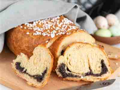 Osterbrot mit Mohnfüllung