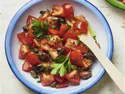 Tomatensalat mit Oliven und Kapern