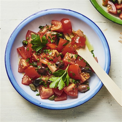 Tomatensalat mit Oliven und Kapern