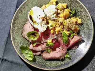 Roastbeef-Mango-Salat mit Quinoa und Burrata