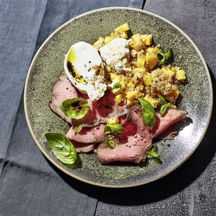 Roastbeef-Mango-Salat mit Quinoa und Burrata