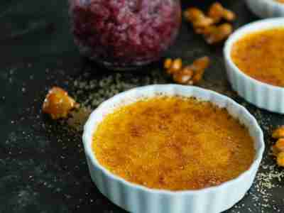 Ziegenkäse-Crème brûlée mit Rotweingranitée und gebrannten Honigmandeln