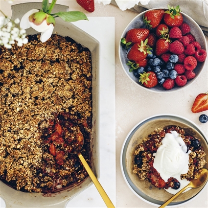 Beerencrumble mit Datteln