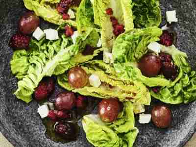 Blattsalat mit Weintrauben und Feta