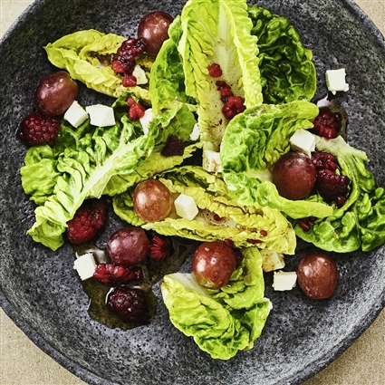 Blattsalat mit Weintrauben und Feta