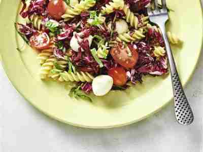 Bunter Nudelsalat mit Datteltomaten
