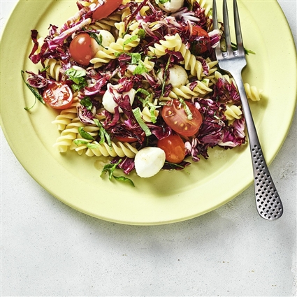Bunter Nudelsalat mit Datteltomaten