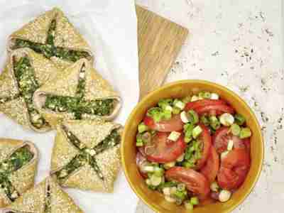 Börektaschen mit Tomatensalat