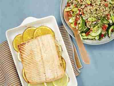 Gegrillter Zitruslachs mit Dinkelsalat