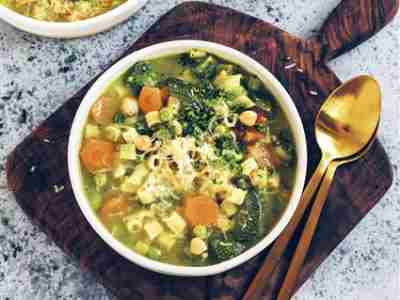 Vegane Minestrone mit Nudeln