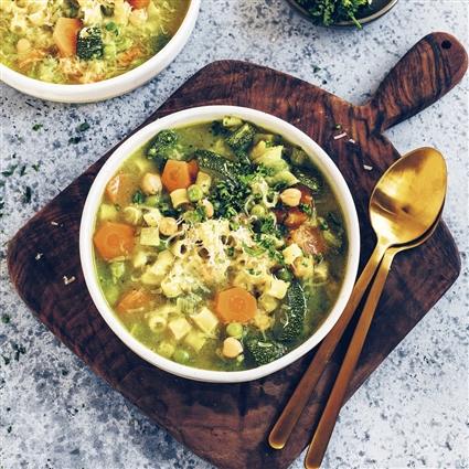 Vegane Minestrone mit Nudeln