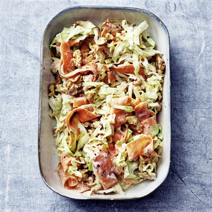 Weißkohlsalat mit Möhren und Nüssen
