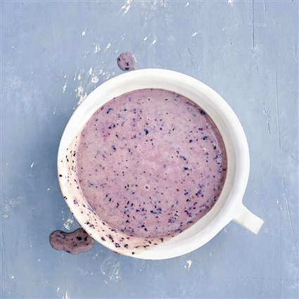 Frühstücks-Drink mit Beeren und Banane