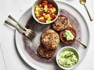 Redbean-Puffer mit Avocado-Dip und Tomaten-Mango-Salat