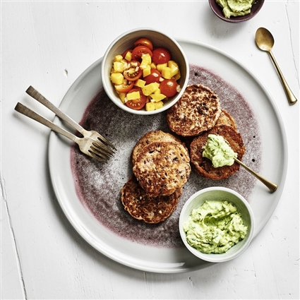 Redbean-Puffer mit Avocado-Dip und Tomaten-Mango-Salat