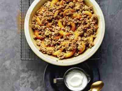 Aprikosen-Crumble mit Flockenstreuseln