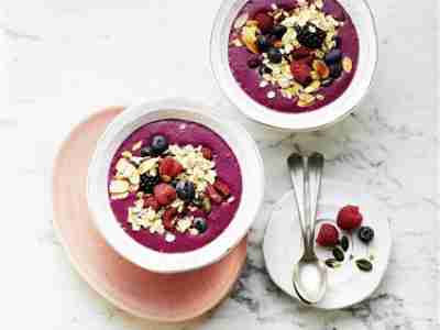 Beeren-Smoothie-Bowl mit Kernen