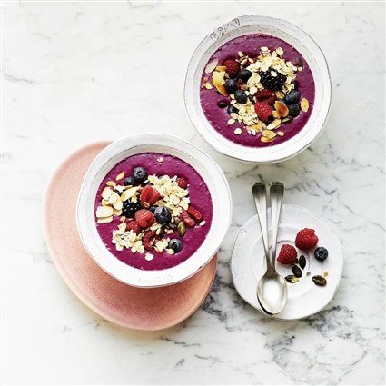 Beeren-Smoothie-Bowl mit Kernen