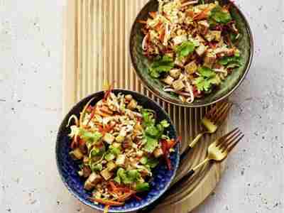 Chinakohl-Slaw mit Erdnuss-Tofu