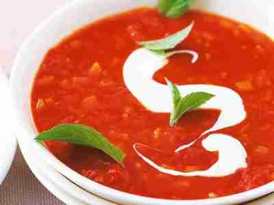 Frische Tomatencremesuppe mit Minze