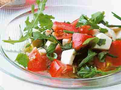 Kräuter-Tomatensalat mit Mozzarella