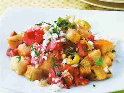 Brotsalat mit Tomaten und Schafskäse