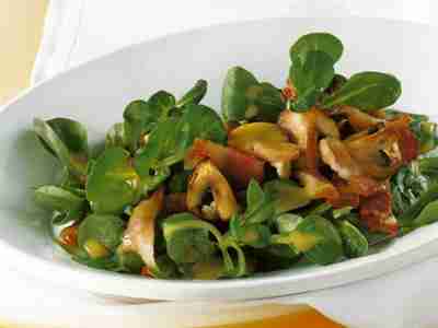 Feldsalat mit Speckpilzen