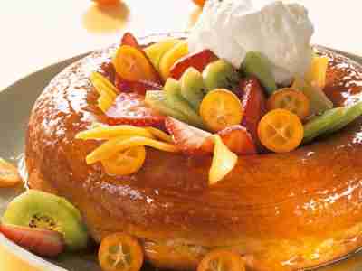Orangensavarin mit Früchten