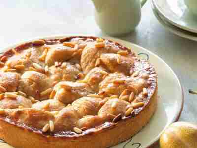 Gedeckter Birnenkuchen mit Nüssen