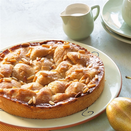 Gedeckter Birnenkuchen mit Nüssen