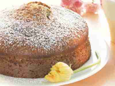 Zucchinikuchen mit Honig und Haselnüssen