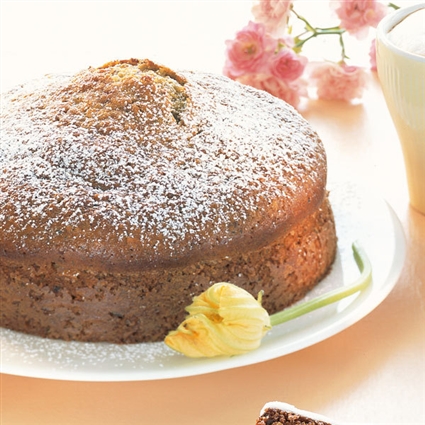 Zucchinikuchen mit Honig und Haselnüssen